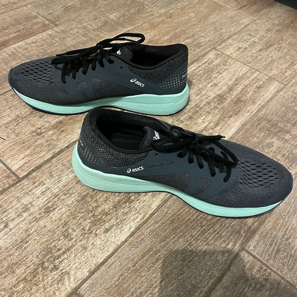 ASICS Roadhawk running shoes size 8. - Picture 2 of 5